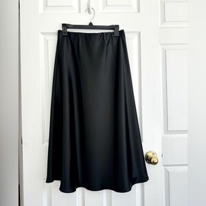 Perfect for date night or GNO! Silk-like Black Skirt, size Medium, NWT